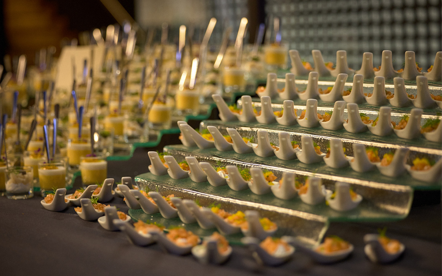 Verrines cocktail alignées pour une réception à Mulhouse